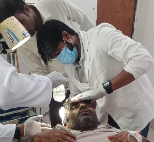 बैग रखने को लेकर दो यात्री भिड़े, एक की हालत गंभीर